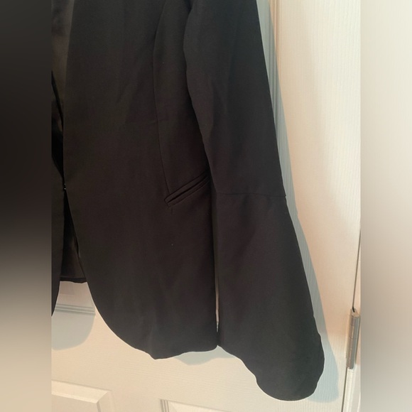 EUC Tea n Cup Women’s Bell Sleeve Blazer - Black, size M - Picture 4 of 6